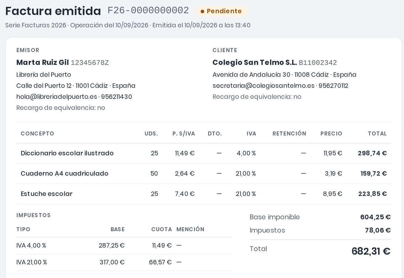 Factura F26-0000000002 con libros al 4 % y material escolar al 21 %: el desglose de impuestos separa la base y la cuota de cada tipo