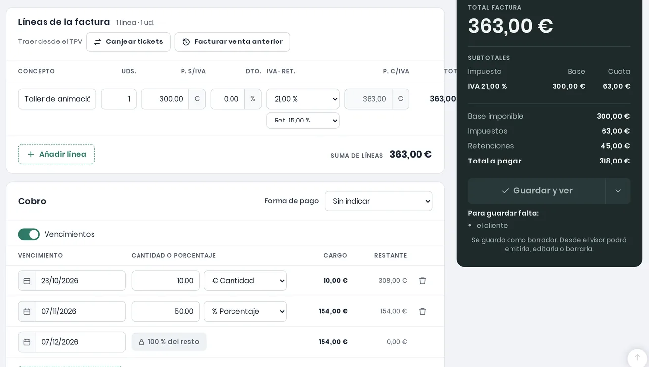 Editor de factura con una línea de 300 € al 21 % de IVA y retención del 15 %, total a pagar 318 €, y tres vencimientos: 10 € el 23/10/2026, el 50 % del resto el 07/11/2026 y el resto el 07/12/2026