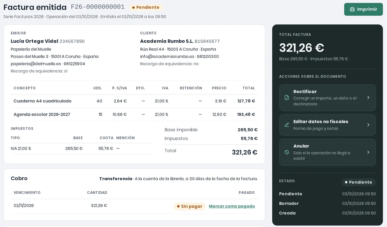 Factura emitida F26-0000000001 en estado Pendiente: emisor y cliente, líneas al 21 % de IVA, desglose de impuestos, cobro por transferencia y las acciones Rectificar, Editar datos no fiscales y Anular