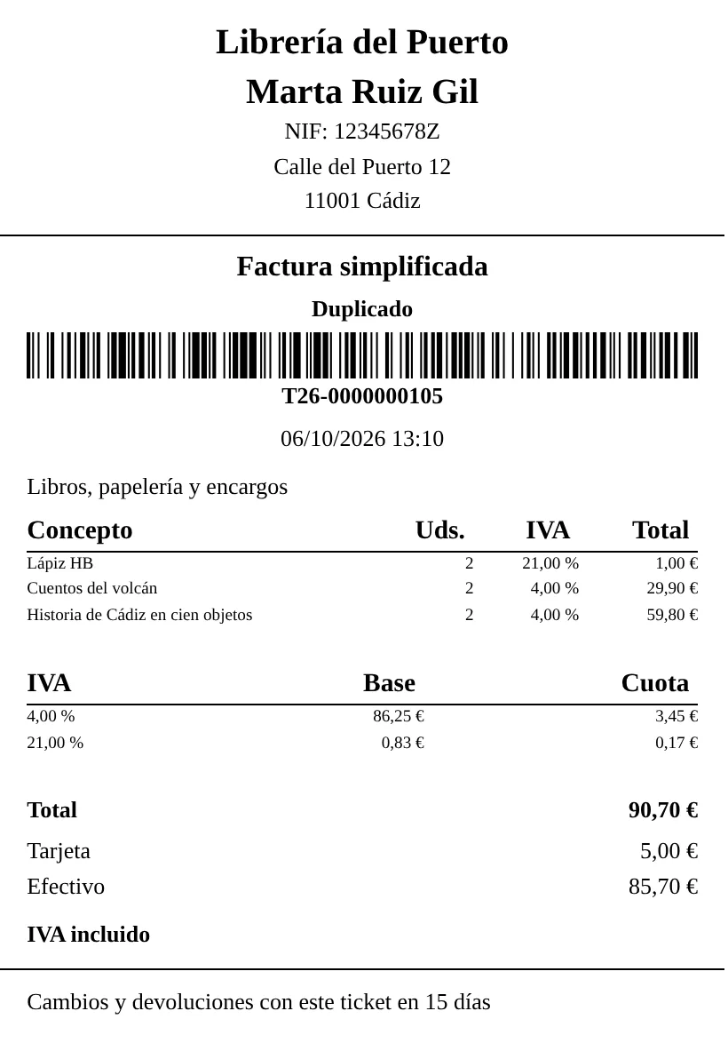 Ticket impreso de la venta T26-0000000105: nombre, NIF y dirección de la librería, marca Duplicado, código de barras con el número, tres líneas, IVA desglosado al 4 % y al 21 %, total de 90,70 € pagado con tarjeta y efectivo, y los mensajes de cabecera y de pie