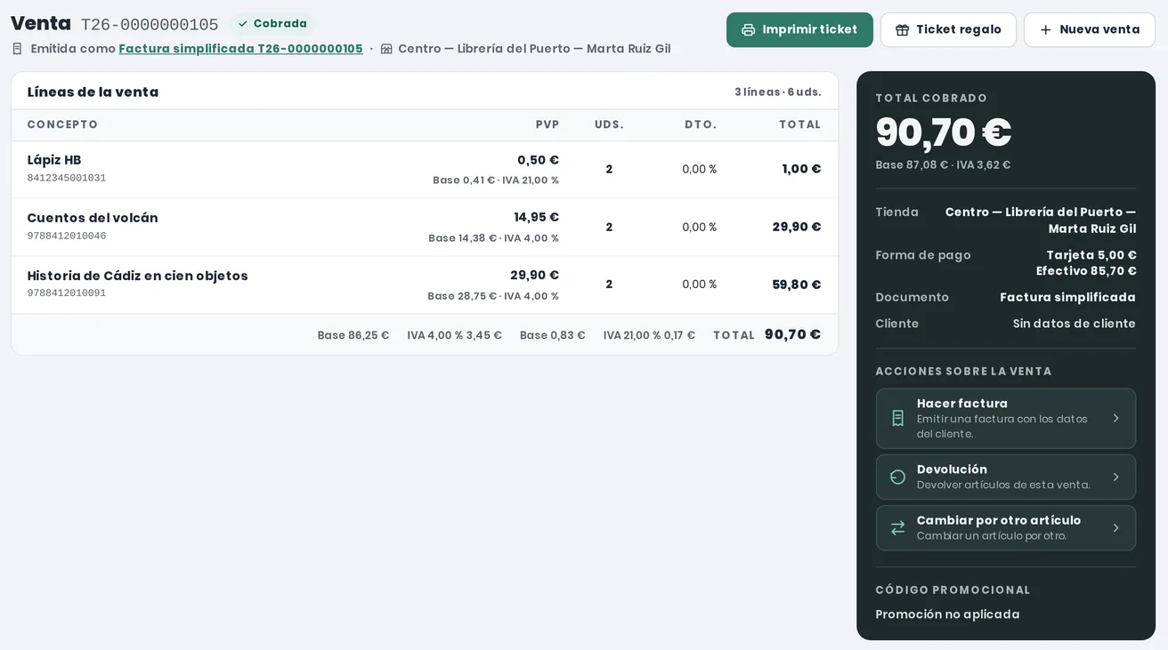 Venta cobrada T26-0000000105 en eLibreria: tres líneas, 90,70 € pagados con 5,00 € de tarjeta y 85,70 € en efectivo, y las acciones Hacer factura, Devolución y Cambiar por otro artículo